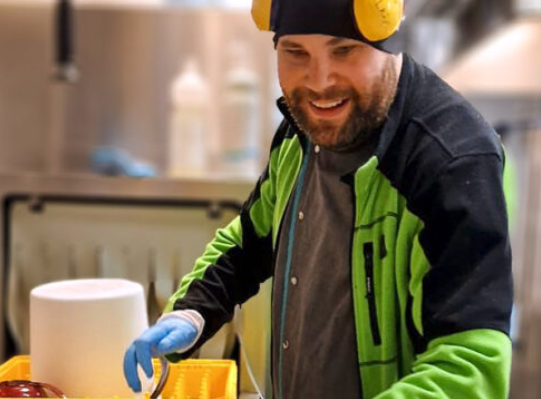 Osatyökykyinen Ilkka Katajavuori löysi paikkansa työelämässä – räätälöidyt työtehtävät ja työhönvalmennuksen tuki mahdollistivat työssä onnistumisen